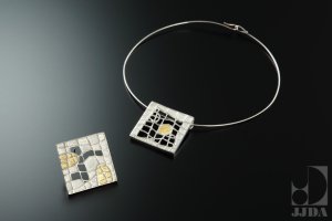 チョカー、ブローチ